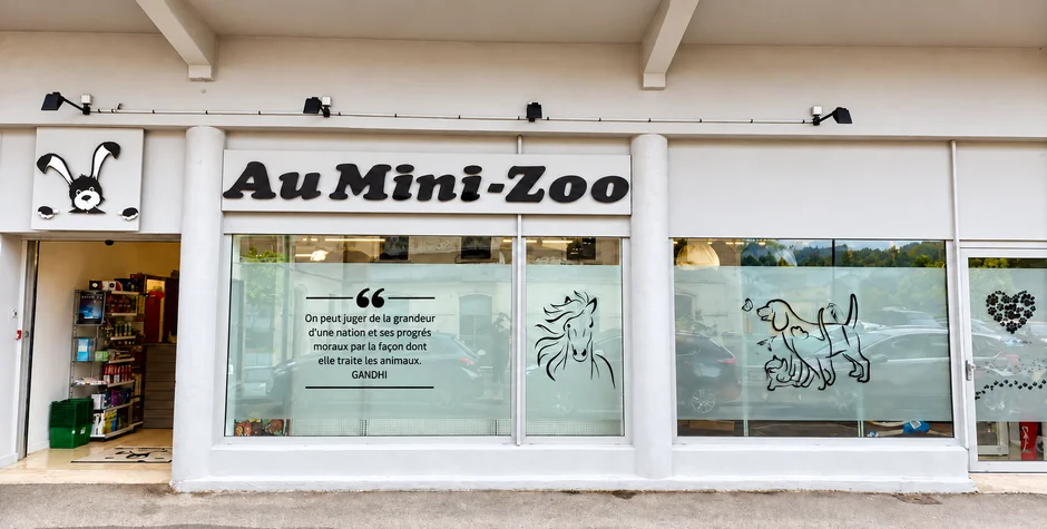 Façade d’Au Mini-Zoo avec son enseigne et son lapin noir et blanc